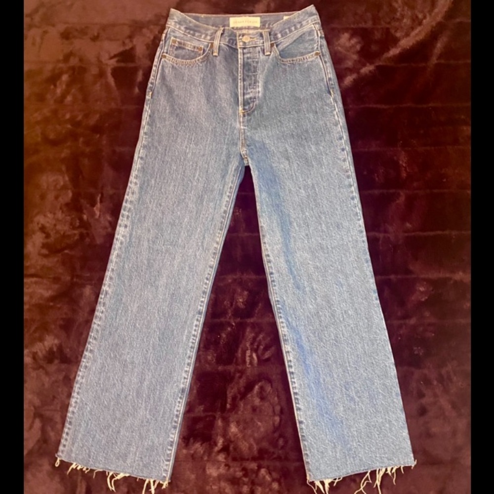 Aritzia Farrah High Rise Wide Leg Jeans. Size 26. Medium blue colour.